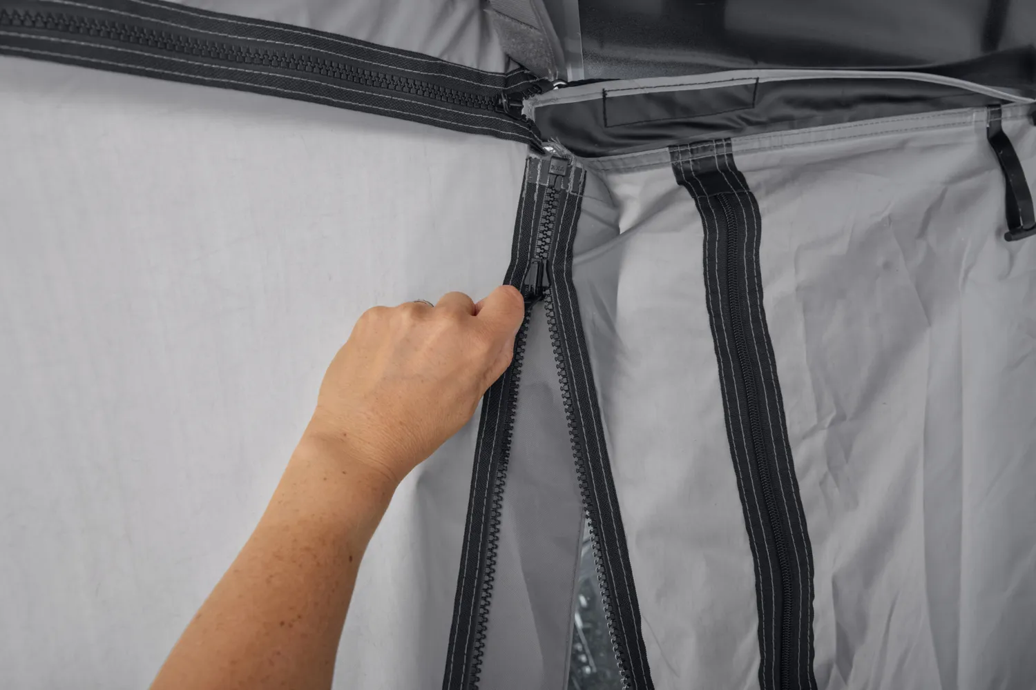 carpa duradera siendo manipulada